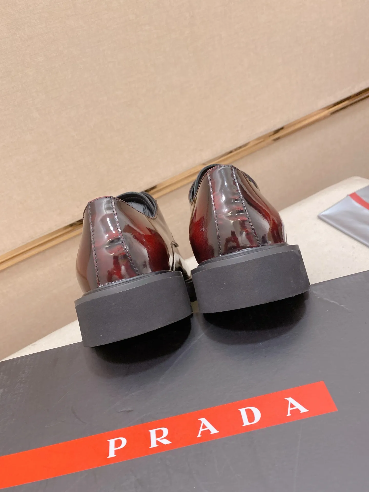 Factory price 640💰 🍁🍁High version High-quality new PRADA (Prada) counters are launched simultaneously, new men's shoes, 😘fabrics are selected from imported lacquered first-layer cowhide, and imported cowhide lining. 👍🏿 High-end ☄️ air-cushion molded anti-slip rubber outsole, exquisite lines, simple and elegant, comfortable and high-end for leisure travel. Code number: 38 to 45